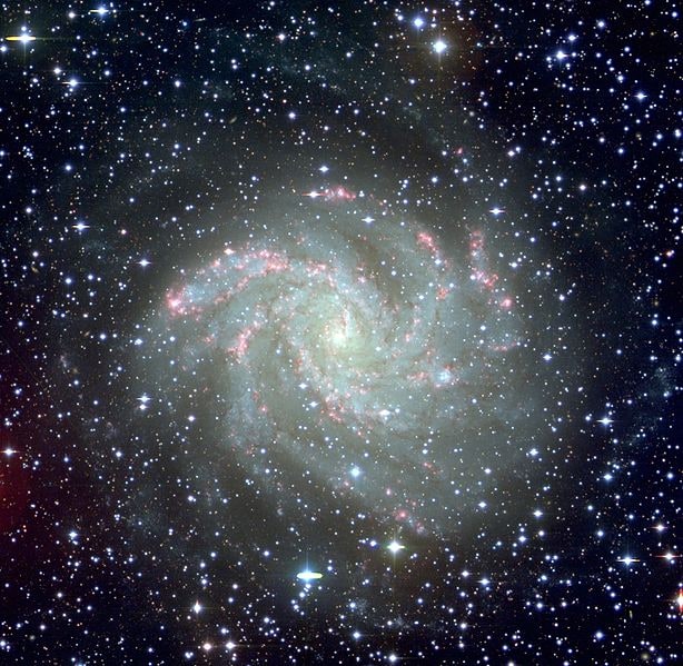 NGC 6946 - спиральная галактика с баром. Описание NGC 6946:, Галактика в созвездии Лебедь