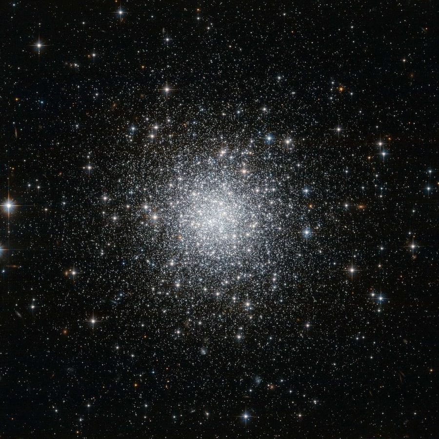 NGC 7006 - шаровое скопление звёзд. Описание NGC 7006:, Шаровое скопление в созвездии Дельфин