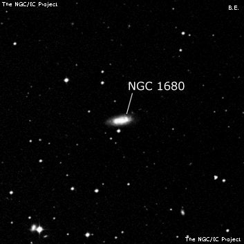 NGC 1680 - спиральная галактика с баром. Описание NGC 1680:, Галактика в созвездии Живописец