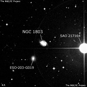 NGC 1803 - спиральная галактика с баром. Описание NGC 1803:, Галактика в созвездии Живописец