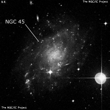 NGC 45 - спиральная галактика с баром. Описание NGC 45:, Галактика в созвездии Кит