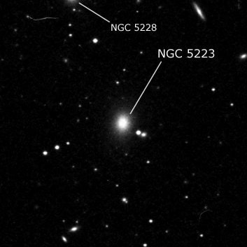 NGC 5223 - эллиптическая галактика. Описание NGC 5223:, Галактика в созвездии Гончие Псы