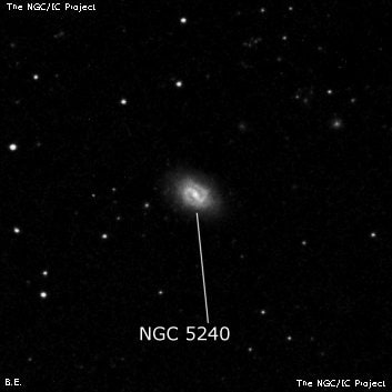 NGC 5240 - спиральная галактика с баром. Описание NGC 5240:, Галактика в созвездии Гончие Псы
