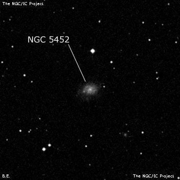 NGC 5452 - спиральная галактика с баром. Описание NGC 5452:, Галактика в созвездии Малая Медведица