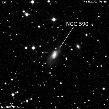 NGC 590 - спиральная галактика с баром. Описание NGC 590:, Галактика в созвездии Андромеда