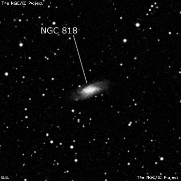 NGC 818 - спиральная галактика с баром. Описание NGC 818:, Галактика в созвездии Андромеда